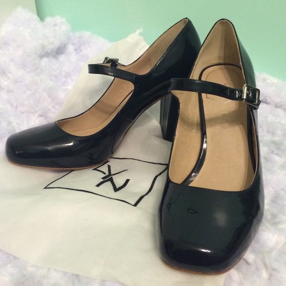 Navy Mary Jane heels from Lyn Accessories.