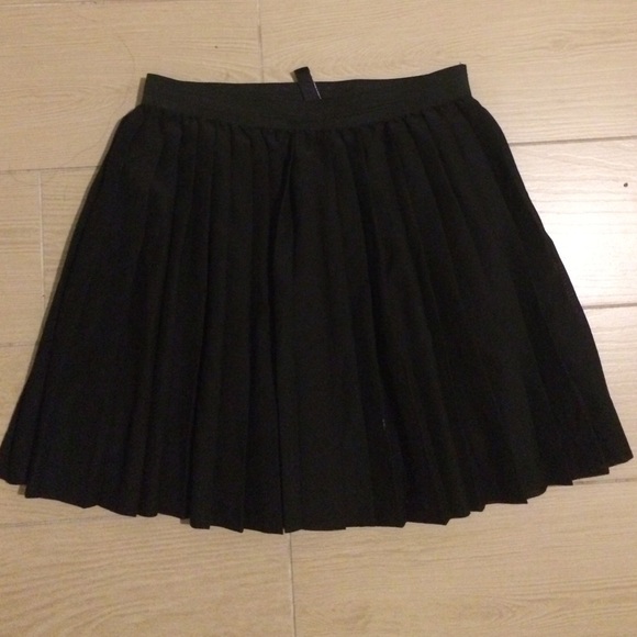 H&M Black Pleated Skirt