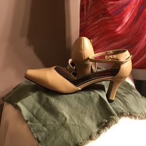 NWOT-beige heels with ankle-strap