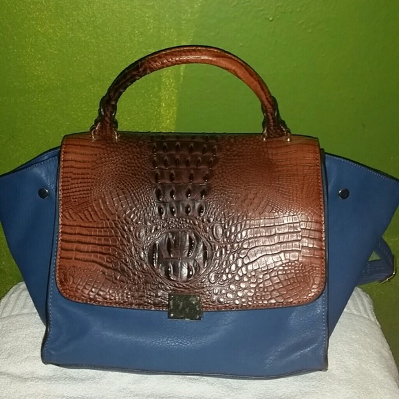 *Final Price*Shoedazzle Blue Crossbody Trapeze bag