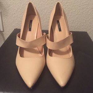 Nude pumps