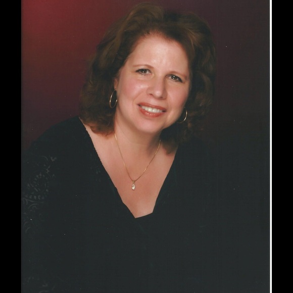 Meet your Posher, Lori. Please read first. - Picture 2 of 4