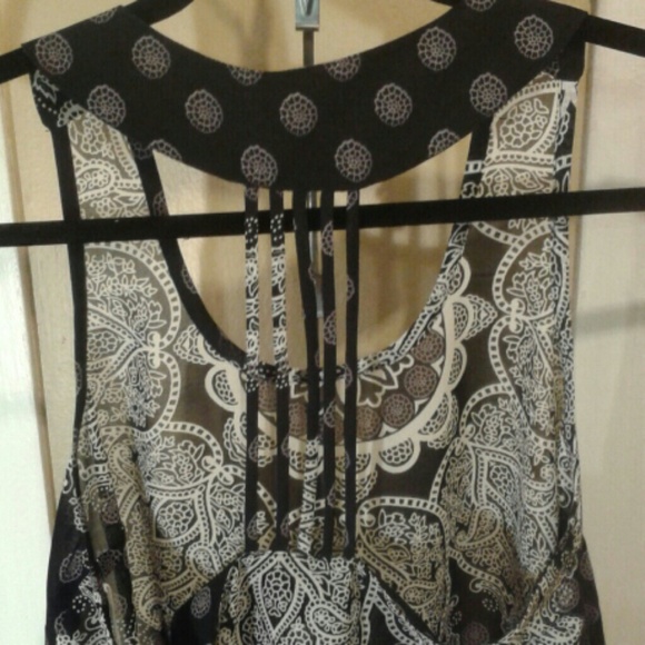 Beautiful Blouse with Paisley Design - Picture 3 of 4