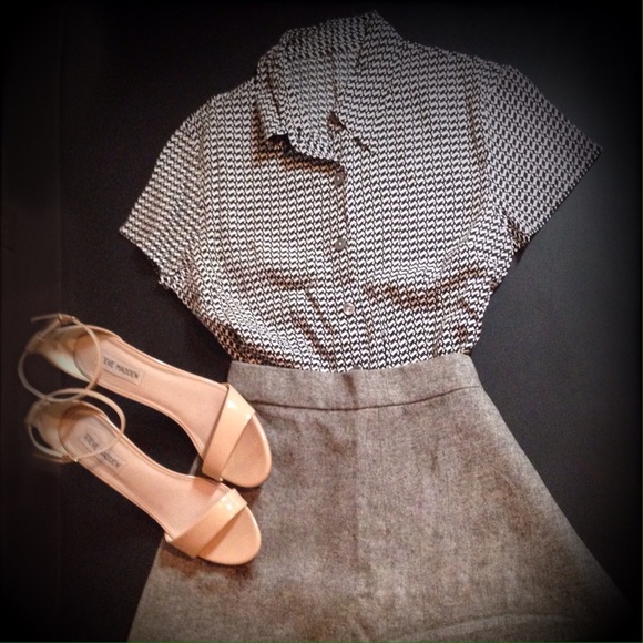 Vintage White & Navy Button Up 💕 - Picture 2 of 4