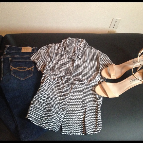 Vintage White & Navy Button Up 💕 - Picture 4 of 4