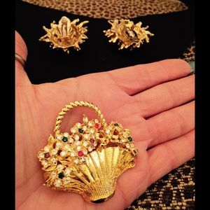 ✅Lovely Gold Tone Basket Brooch & Earring Set✅