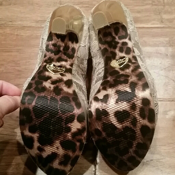 Betsey Johnson beige samantaa peep toe heels - Picture 3 of 4