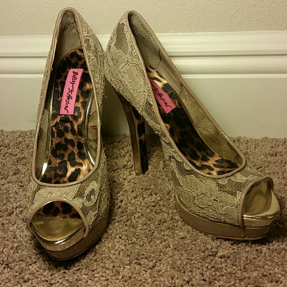 Betsey Johnson beige samantaa peep toe heels - Picture 1 of 4