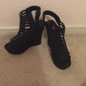 Black wedges