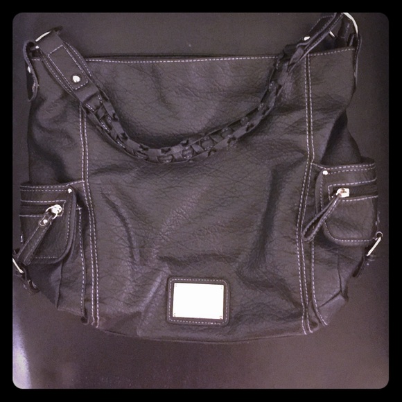 Black hand bag.