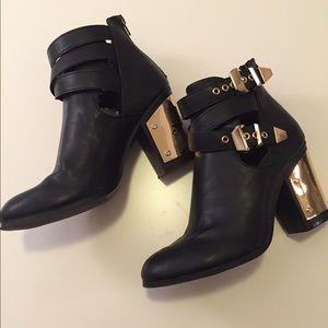 Stunning black heels with gold accent.