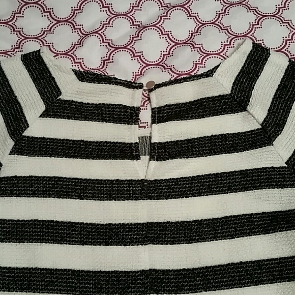 🎉SOLD🎉 Textured Striped Top - Picture 3 of 4