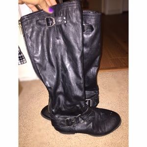 Used - black faux leather boots