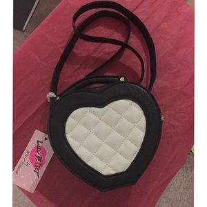 Black/White Betsey Johnson Cross Body 💋