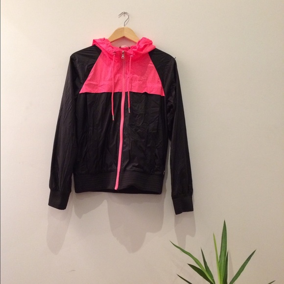 Aritzia TNA Sportswear Windbreaker