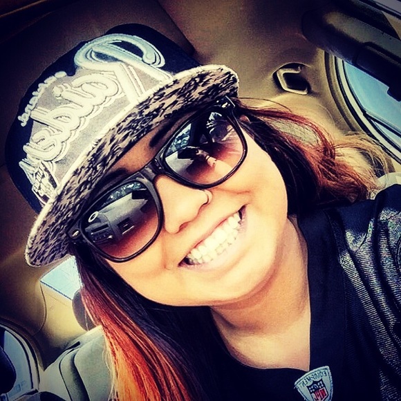 Meet your posher! - Picture 2 of 4