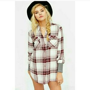 ↡ LOWER BDG Plaid Flannel Button Up M