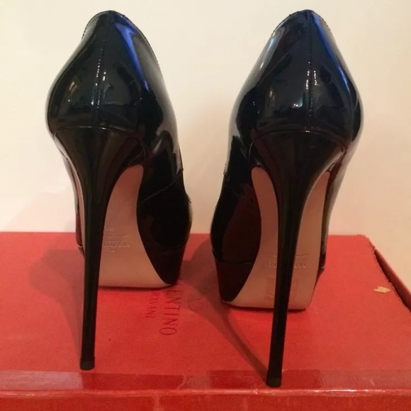 💠SOLD💠Valentino black slim stilettos - Picture 2 of 4
