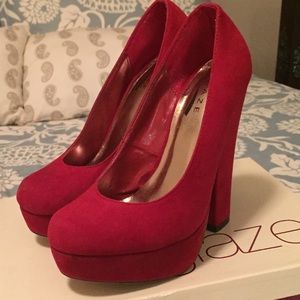 Red high PUMPS