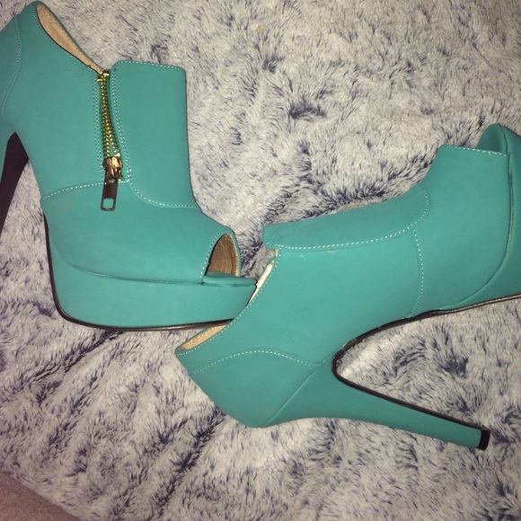 Sea green heels