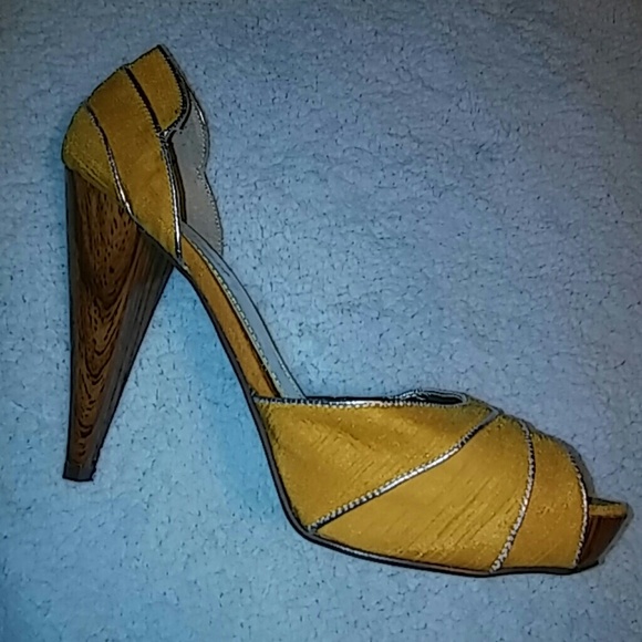 Mustard yellow shoe w/wooden heel