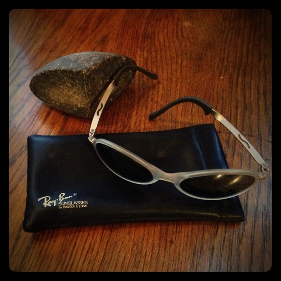 Vintage women's Ray Ban Sunglasses w/leather case