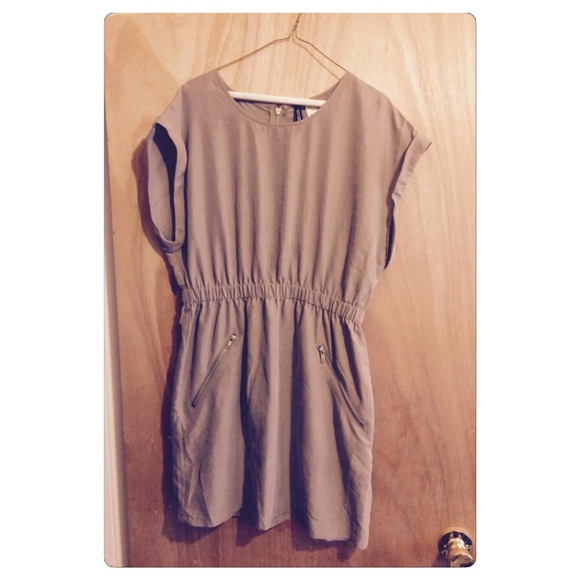 Women's H&M Dress Size 12. Elastic Waist. - Picture 2 of 2