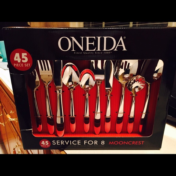 Oneida 45 piece silverware set