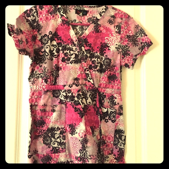 Pink/ purple pattern scrub top