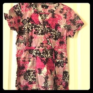 Pink/ purple pattern scrub top