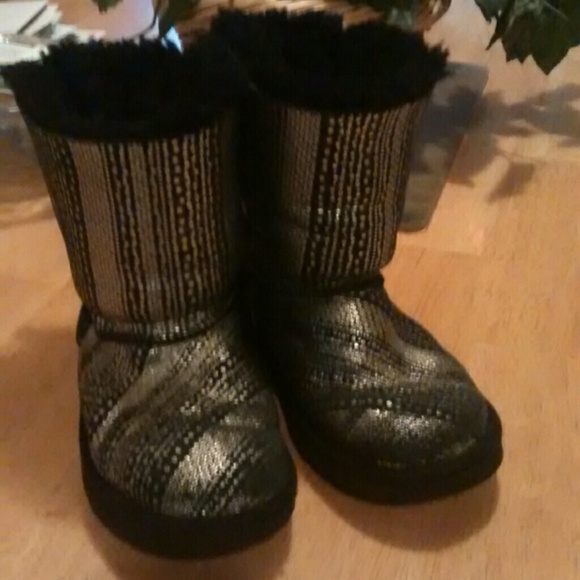 *SOLD*Girls UGG Boots - Picture 1 of 4