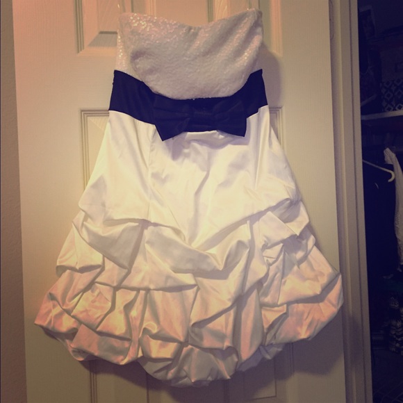 White Short Semi-Formal Dress with Black Bow SZ 13