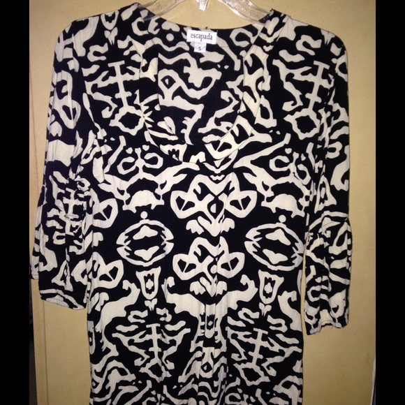 Escapada 3/4 Flutter Sleeve Top
