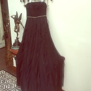 Kay Unger black formal. Size altered to 4/6. Never worn. Orig retail $590.