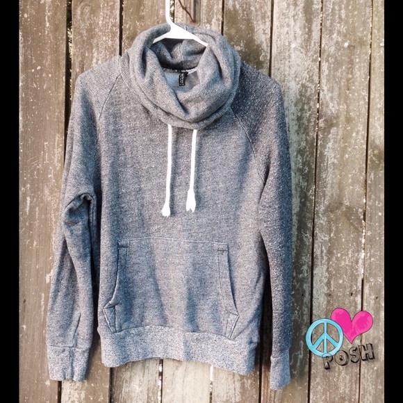 H&M Sweaters - H&M Pullover Sweatshirt ✌️😎
