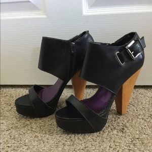 Z. Cavaricci Shoes - ๐บ๐ Z. Cavaricci Navy Heels๐๐บ Z. Cavaricci Shoes - ๐บ๐ Z. Cavaricci Navy Heels๐๐บ