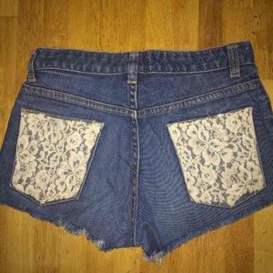 High waisted jean shorts with lace pockets