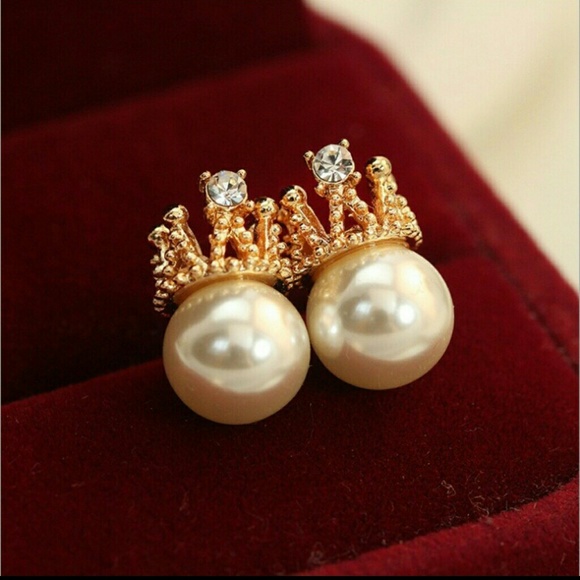 Crown pearl earrings