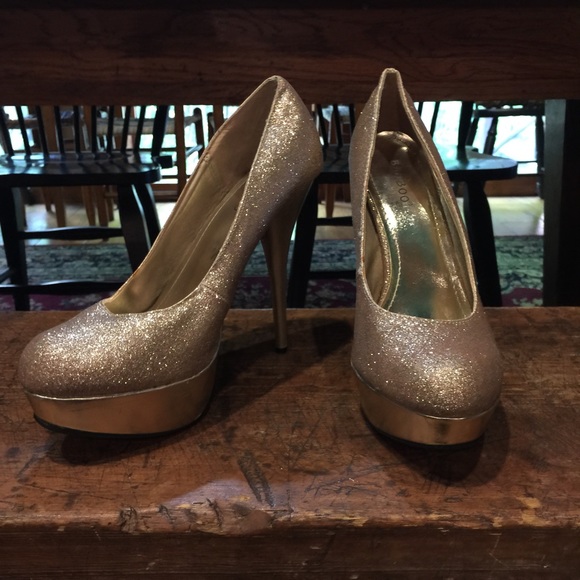 Gold sparkly pump