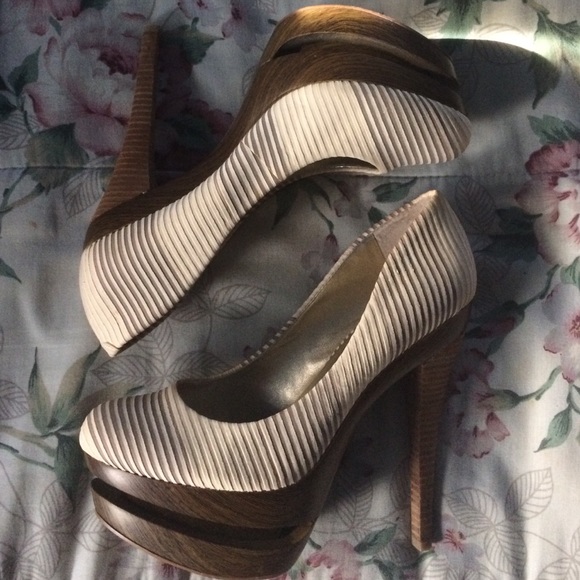 Jessica Simpson pumps