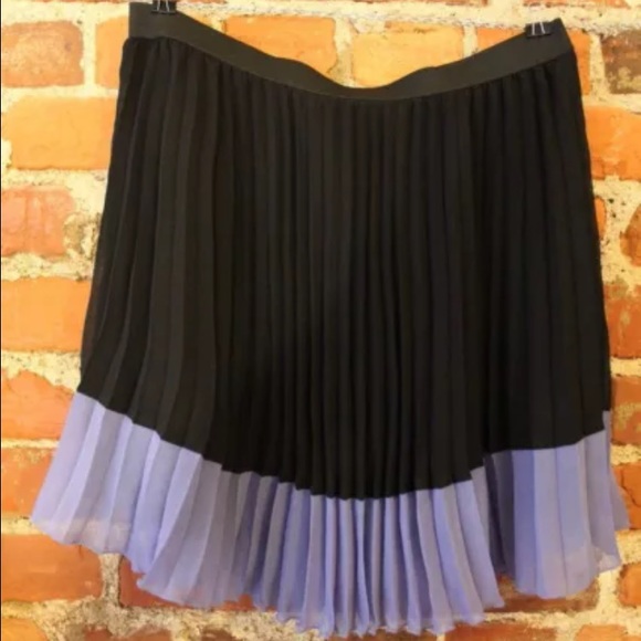H&M Dresses & Skirts - EUC H&M dividend SZ 12 Pleated  Black Blue Skirt