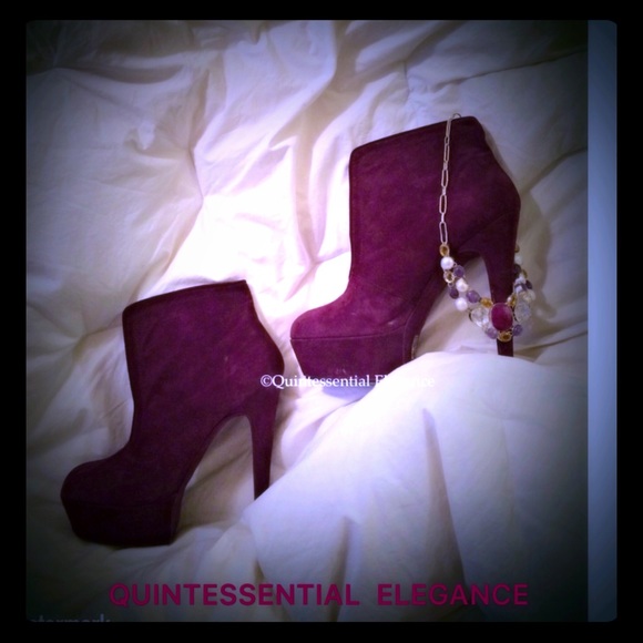 ✂️$✂️ HALSTON Purplish Suede Ankle Boots - Size 8