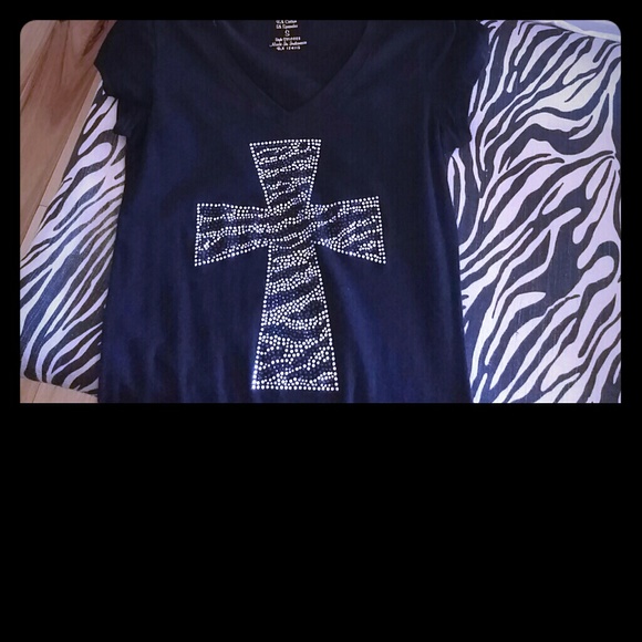Sm black shirt with cross and zebra bling, by-kys.