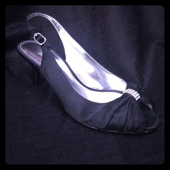 💎Black rhinestone synched Kitten Heel💎