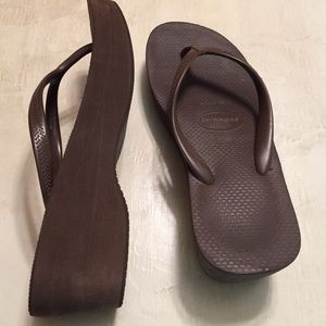 Brown Havaianas flip flops. Size 37. Like new.