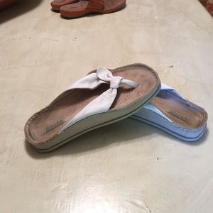 Earth brand flip flops