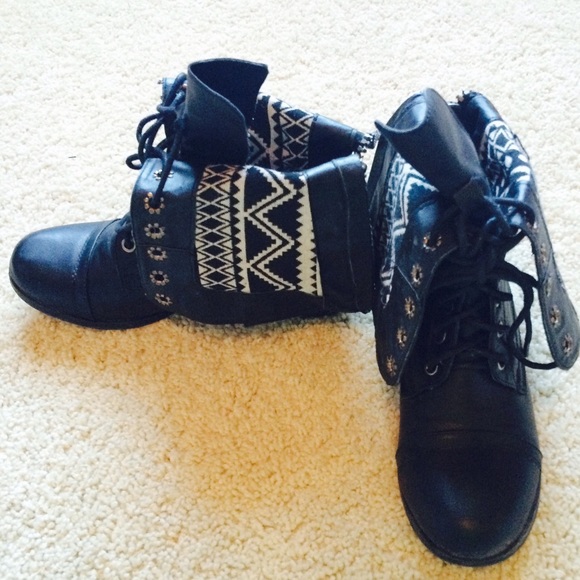 🚫🚫SOLD ON MERC🚫🚫Black boots with tribal print! - Picture 1 of 4