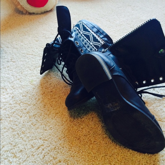 🚫🚫SOLD ON MERC🚫🚫Black boots with tribal print! - Picture 3 of 4