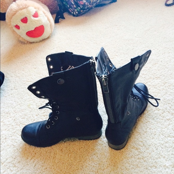 🚫🚫SOLD ON MERC🚫🚫Black boots with tribal print! - Picture 4 of 4