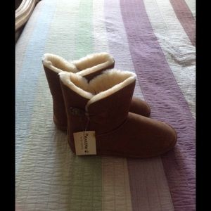 Brand new Bearpaw Rosie booties